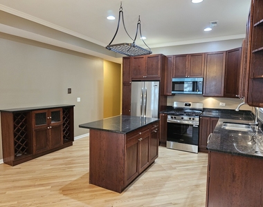 1310 W Fletcher Street - Photo Thumbnail 5