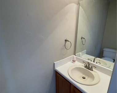 4401 Dickens Court Nw - Photo Thumbnail 7