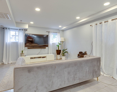 5225 W Melrose Street - Photo Thumbnail 5