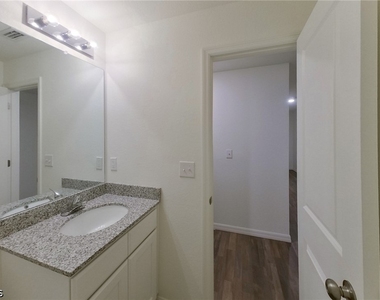 466 Norwood Avenue S - Photo Thumbnail 5