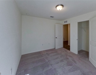 466 Norwood Avenue S - Photo Thumbnail 4