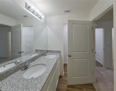 466 Norwood Avenue S - Photo Thumbnail 15