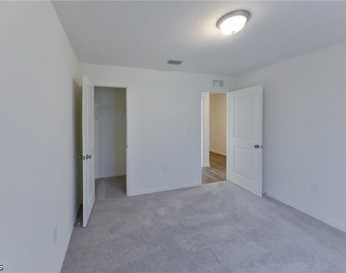 466 Norwood Avenue S - Photo Thumbnail 2