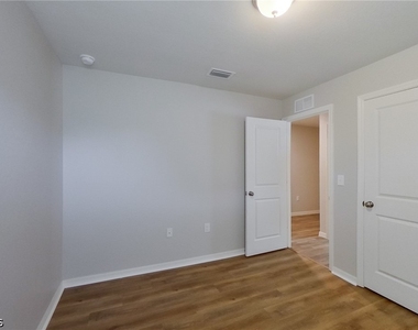 855 Cervantes Street E - Photo Thumbnail 4