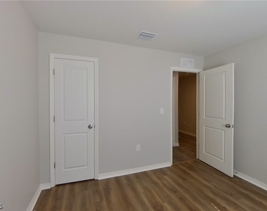 855 Cervantes Street E - Photo Thumbnail 2