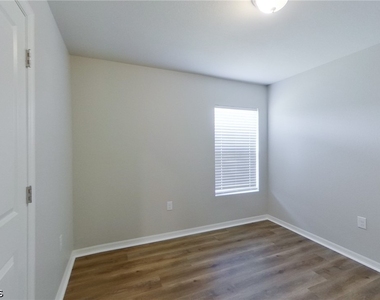 855 Cervantes Street E - Photo Thumbnail 3
