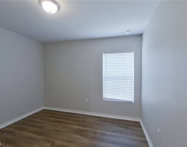 855 Cervantes Street E - Photo Thumbnail 5