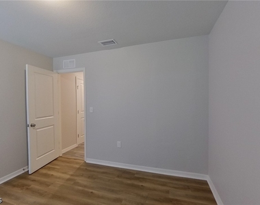 855 Cervantes Street E - Photo Thumbnail 6