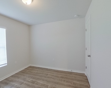 413 Western Avenue S - Photo Thumbnail 5