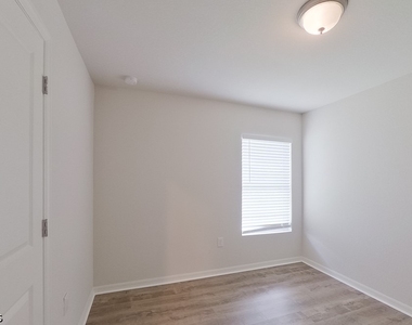 413 Western Avenue S - Photo Thumbnail 6