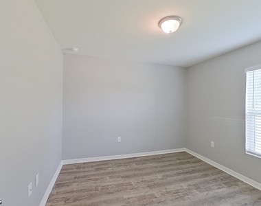 1010 Kaye Street E - Photo Thumbnail 6