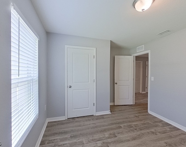 1010 Kaye Street E - Photo Thumbnail 7
