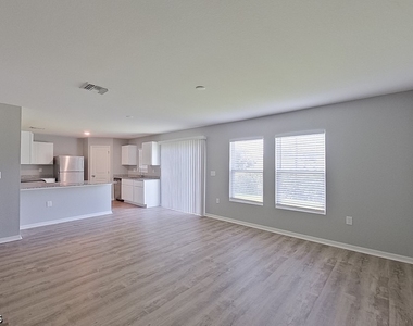 1010 Kaye Street E - Photo Thumbnail 3