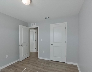 4204 E 5th Street - Photo Thumbnail 17