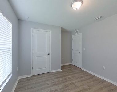 4204 E 5th Street - Photo Thumbnail 11