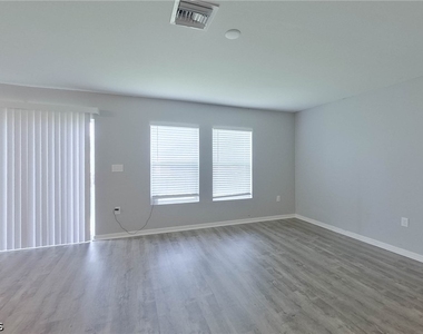 4204 E 5th Street - Photo Thumbnail 5