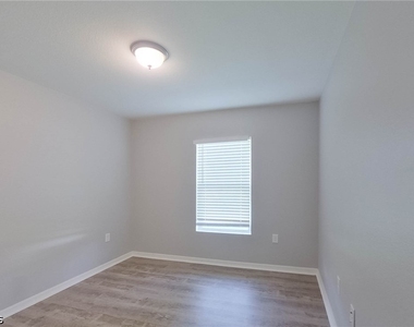4204 E 5th Street - Photo Thumbnail 14
