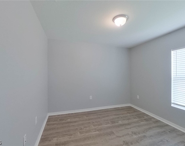 4204 E 5th Street - Photo Thumbnail 10