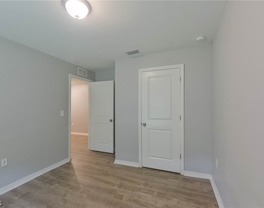 4204 E 5th Street - Photo Thumbnail 15