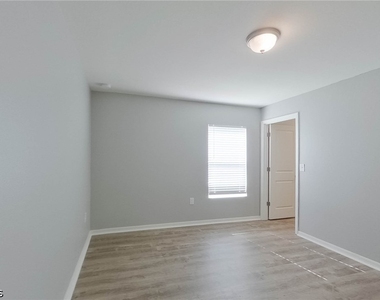4204 E 5th Street - Photo Thumbnail 18