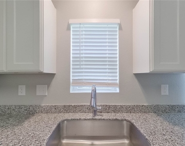 4204 E 5th Street - Photo Thumbnail 8