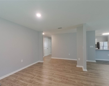 4204 E 5th Street - Photo Thumbnail 4