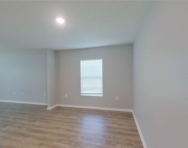 4204 E 5th Street - Photo Thumbnail 3