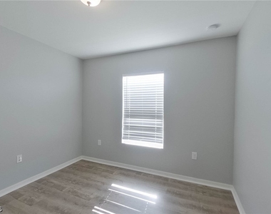 4204 E 5th Street - Photo Thumbnail 16