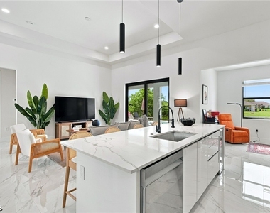 1310 Ne 6th Avenue - Photo Thumbnail 4