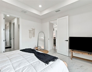 1310 Ne 6th Avenue - Photo Thumbnail 17
