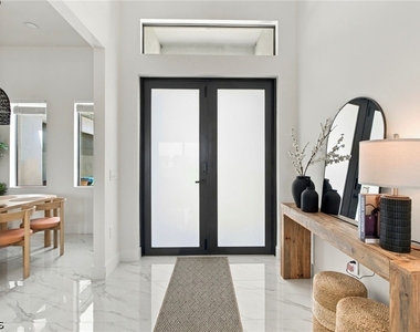 1310 Ne 6th Avenue - Photo Thumbnail 3