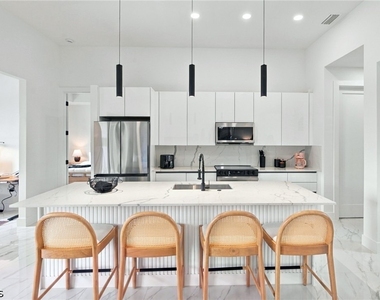 1310 Ne 6th Avenue - Photo Thumbnail 6