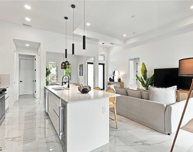 1310 Ne 6th Avenue - Photo Thumbnail 5