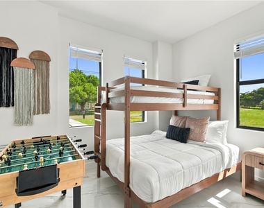 1310 Ne 6th Avenue - Photo Thumbnail 10