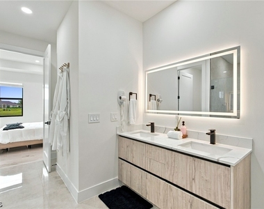1310 Ne 6th Avenue - Photo Thumbnail 21
