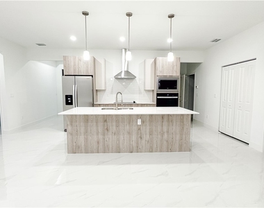 714 Carbon Street E - Photo Thumbnail 3