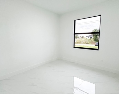 714 Carbon Street E - Photo Thumbnail 9