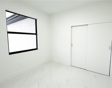 714 Carbon Street E - Photo Thumbnail 4