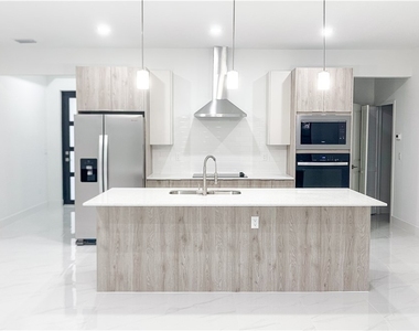 714 Carbon Street E - Photo Thumbnail 2