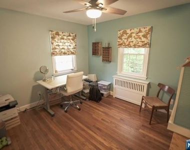 237 Glen - Photo Thumbnail 7