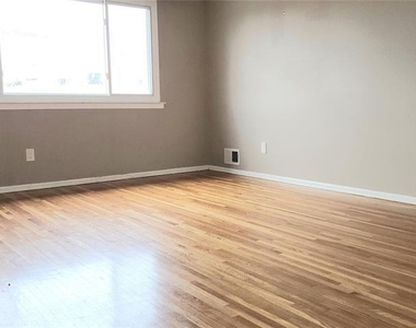 629 Sussex - Photo Thumbnail 2