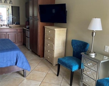 2555 9th Street N - Photo Thumbnail 2