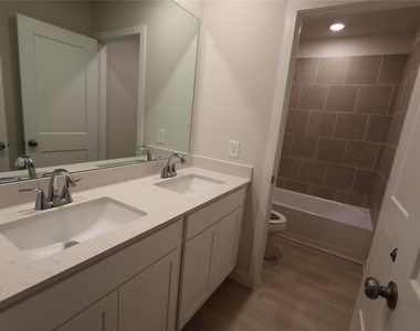 7722 Bergamot Cir - Photo Thumbnail 8