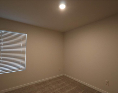 7722 Bergamot Cir - Photo Thumbnail 9