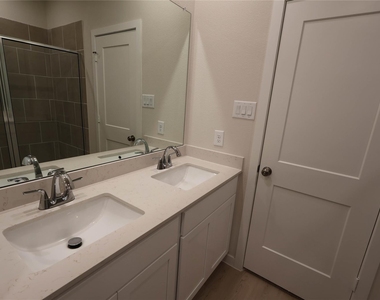 7722 Bergamot Cir - Photo Thumbnail 4
