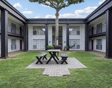 2815 Greenridge Drive - Photo Thumbnail 14
