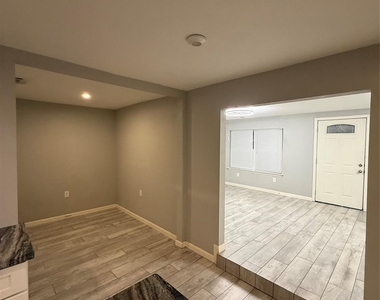 430 Sedgwick Drive - Photo Thumbnail 4