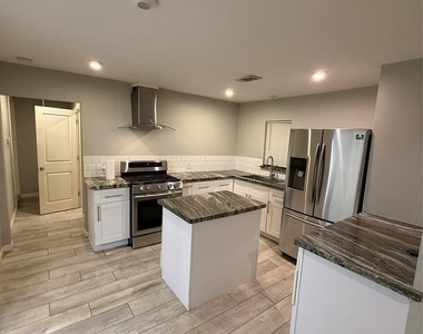 430 Sedgwick Drive - Photo Thumbnail 3