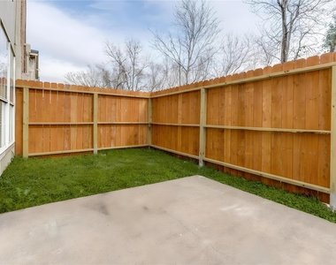 1912 Avenue B - Photo Thumbnail 2
