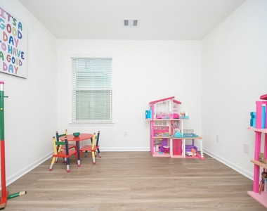 22523 Strathmore Drive - Photo Thumbnail 31